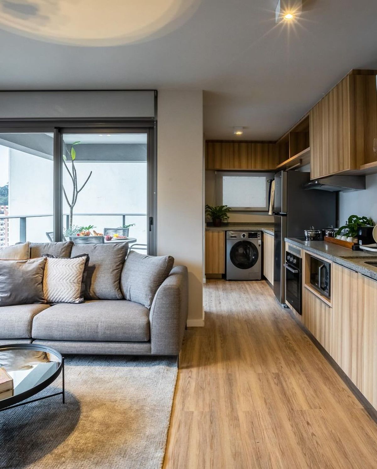 Apartamento Noon integrado, com sala, cozinha e varanda